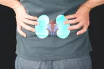 Vinculan el COVID-19 con más riesgo de sufrir un trastorno renal agudo Persona con dolor en la zona renal
