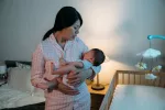 Las interrupciones del sueño perjudican el desarrollo cerebral del bebé Madre desesperada tratando de dormir a su bebé