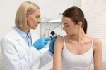 Clínica de Navarra revoluciona el tratamiento del cáncer de piel no melanoma Dermatóloga observando la piel de una paciente