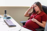 Sufrir estrés en el embarazo afecta a la placenta y al desarrollo del bebé Mujer embarazada se muestra agobiada mientras trabaja