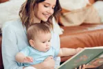 Los bebés pueden codificar y almacenar recuerdos antes de lo que se creía Madre muestra a su bebé un libro con imágenes