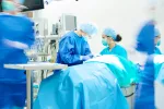 Cirujanos durante la práctica de una intervención quirúrgica Equipo de cirujanos se dispone a realizar una cirugía en un quirófano