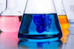 Probetas con diversas sustancias de colores en el laboratorio