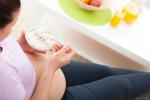 Embarazada ingiriendo vitamina B3 de los cereales