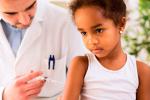 Niña africana se vacuna del rotavirus