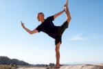 Hombre practica yoga al aire libre
