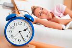 Mujer en la menopausia con problemas para dormir