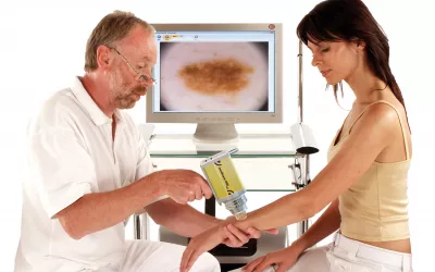 Dermatoscopia digital Paciente en la consulta del dermatólogo