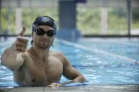 Nadar suavemente reduce el dolor de espalda y evita caídas