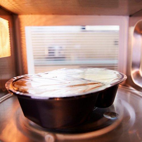 La comida calentada en el microondas pierde sus nutrientes
