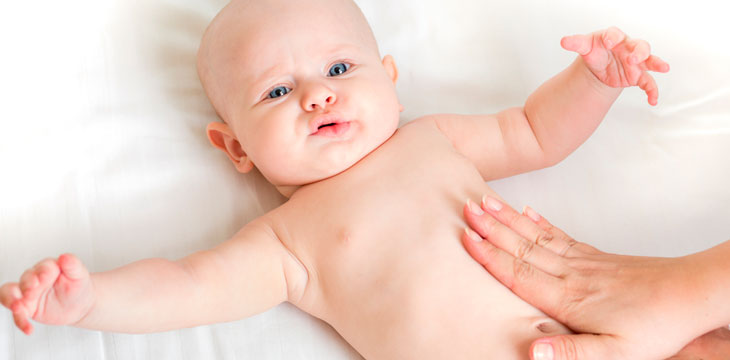 Gases en el bebé: causas, cómo identificarlos y ayudarle a sacarlos