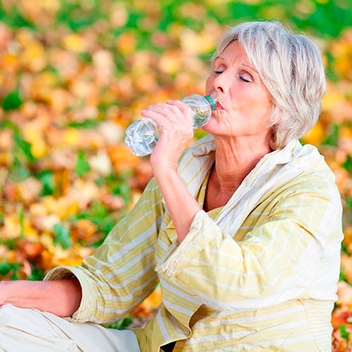 Mantente hidratado y evita el alcohol