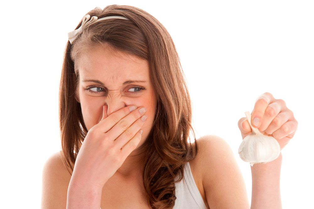 Chico con problemas de olor a causa del ajo