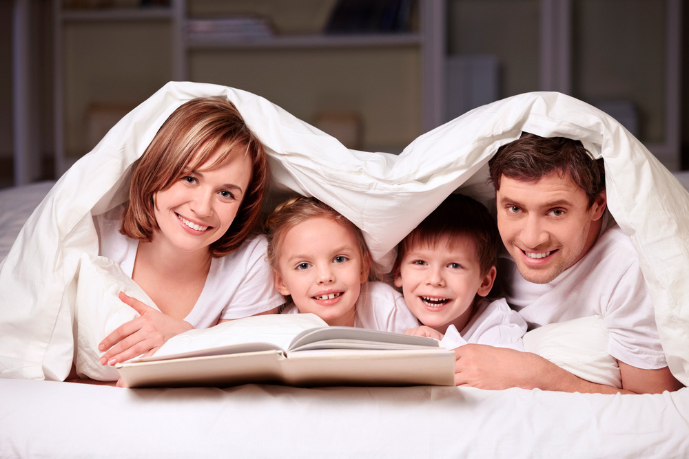 Argumentos a favor del colecho Padres e hijos compartiendo la cama