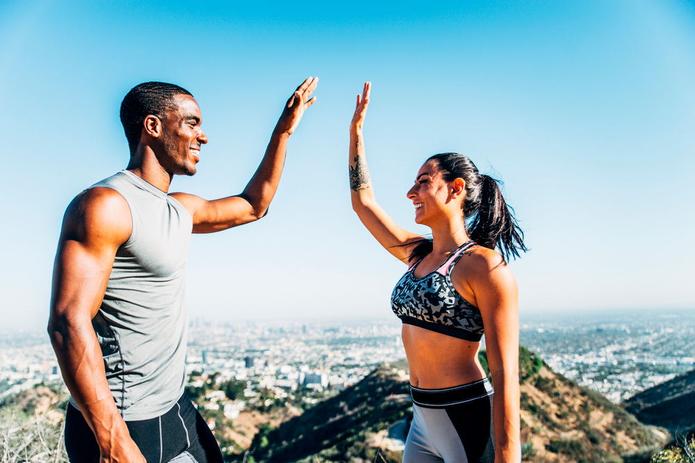 Beneficios de los suplementos pre-workout Pareja contenta por haber terminado el ejercicio