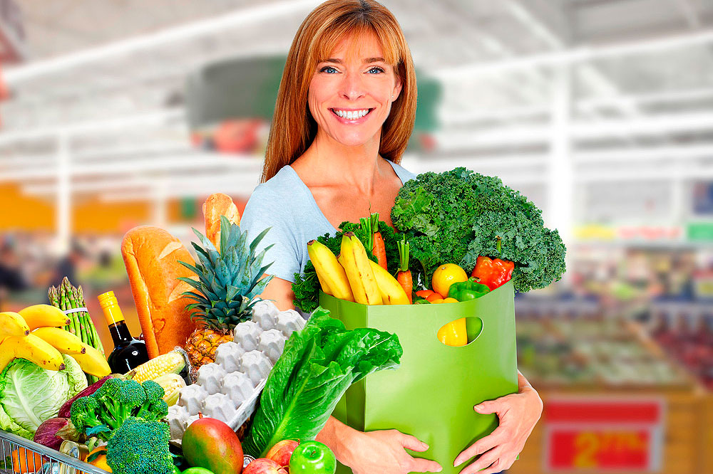 Cómo combatir los efectos de los cambios de humor en la menopausia Mujer menopausica comprando alimentos sanos