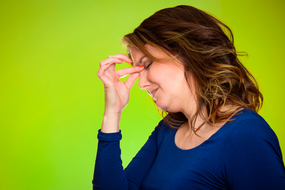 Mujer con síntomas de sofocos Por qué se producen los sofocos