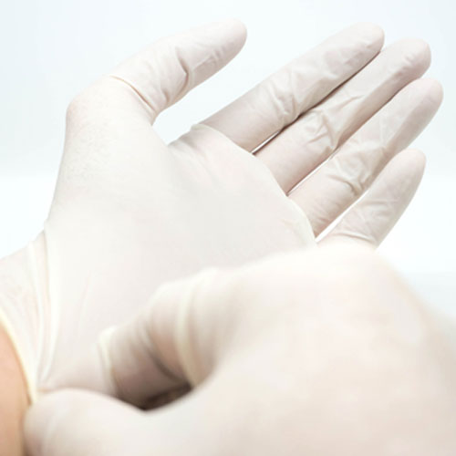 Persona poniéndose unos guantes sanitarios