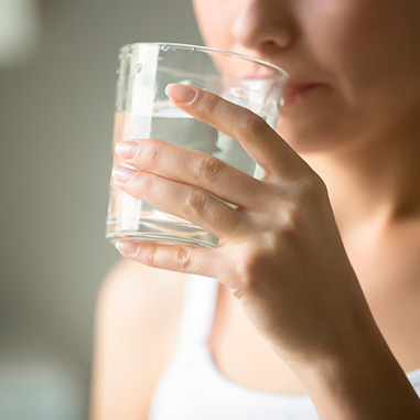 Bebe suficiente agua