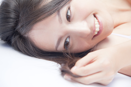 Mujer juega con su papel tras superar la tricotilomanía