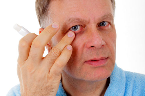 Hombre mayor con síntomas de ojo seco