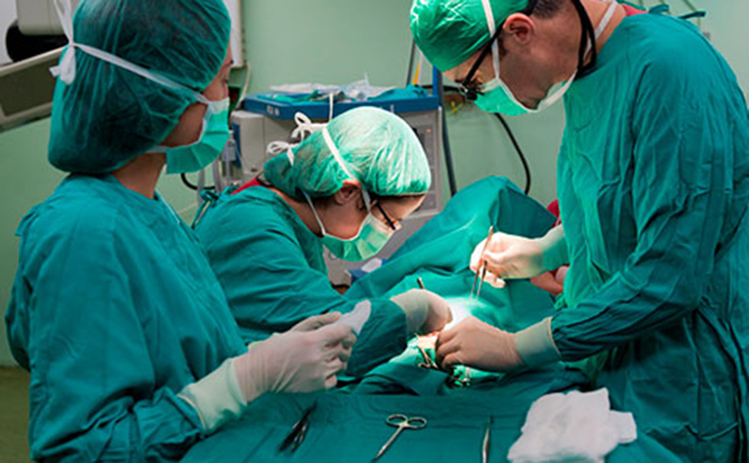 Médicos operando a un paciente de un tumor exocrino de páncreas