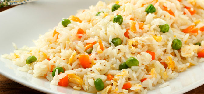 Arroz salteado con cebolla, zanahoria y guisantes