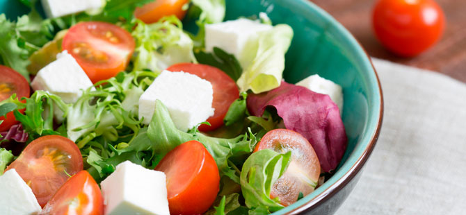 Ensalada con tomates cherry y queso fresco