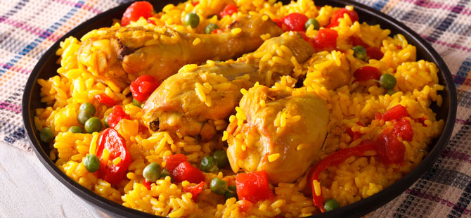 Paella de conejo y pollo