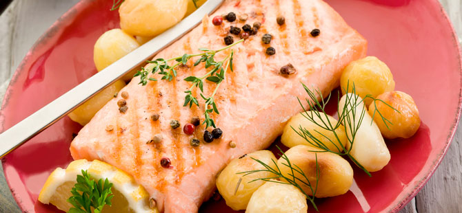 Salmón al horno con patatas asadas