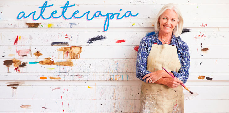 Mujer en una sesión de arteterapia