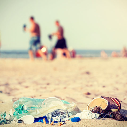 Recoger la basura de la playa