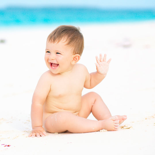 Niño desnudo en la playa