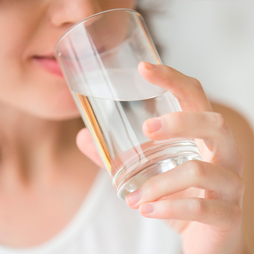 El agua engorda durante las comidas