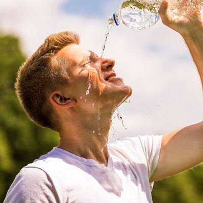 Deportista echándose agua en la cabeza