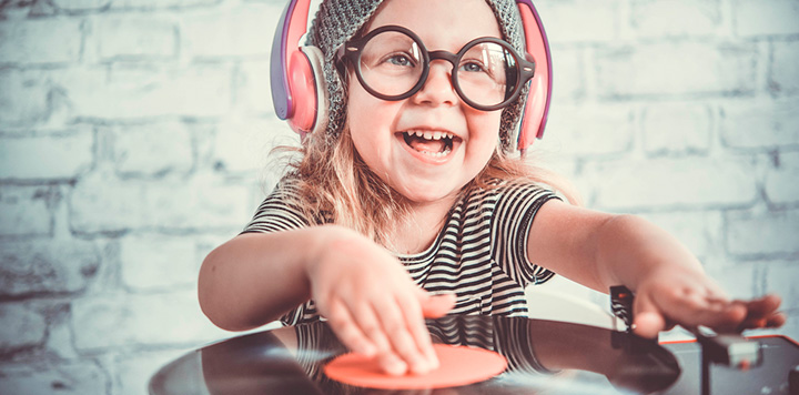 Tu hijo destaca en inteligencia musical si: