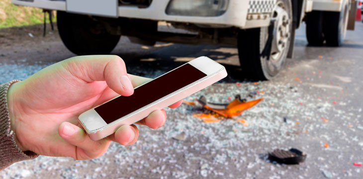 Una persona llamando a la policía para notificar un atropello