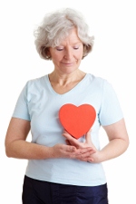 Mujer sosteniendo un corazón en el pecho