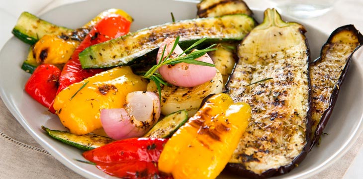Parrillada de verduras con tostada de sardinas en aceite de oliva
