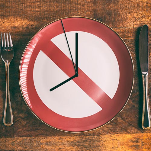 Saltarse una comida adelgaza