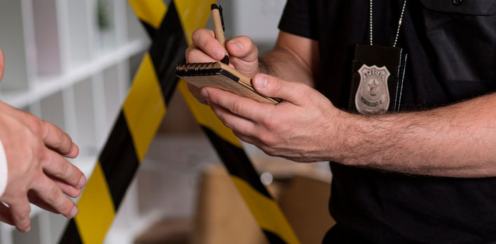Un policía recogiendo el testimonio de un testigo de un accidente