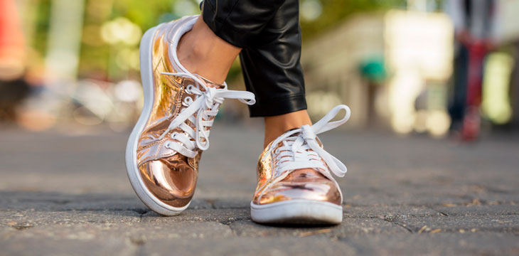 Mujer con unas zapatillas durante su embarazo