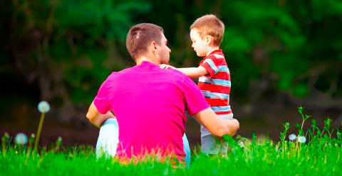 Padre hablando con su hijo