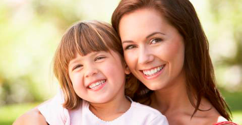 Madre e hija sonriendo