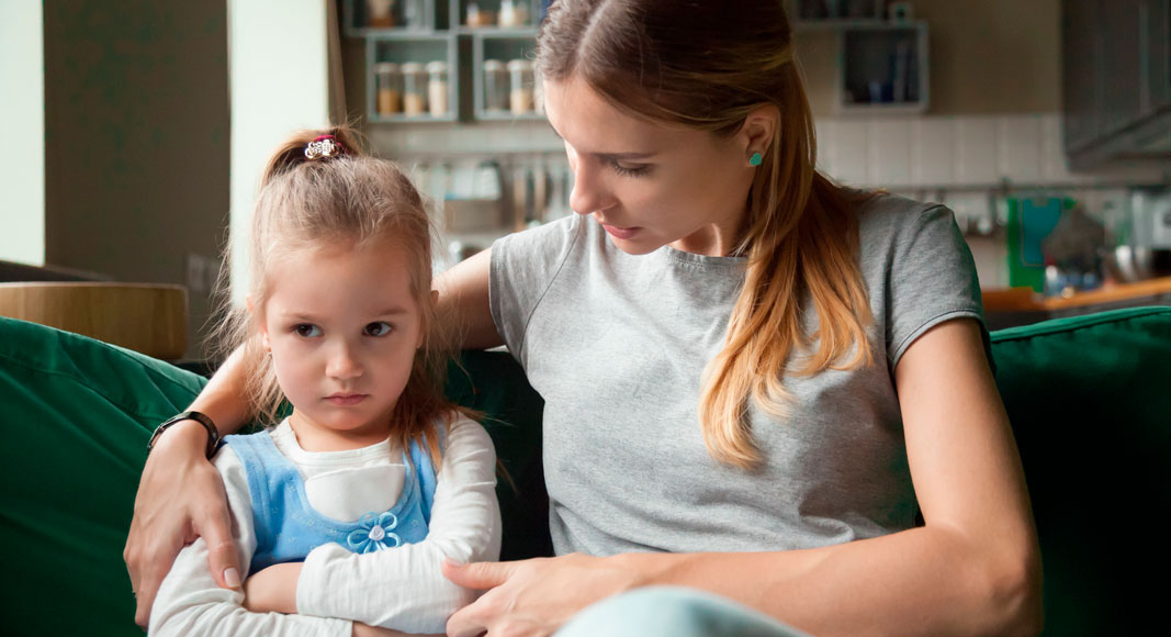 Madre consolando a su hija por acoso escolar