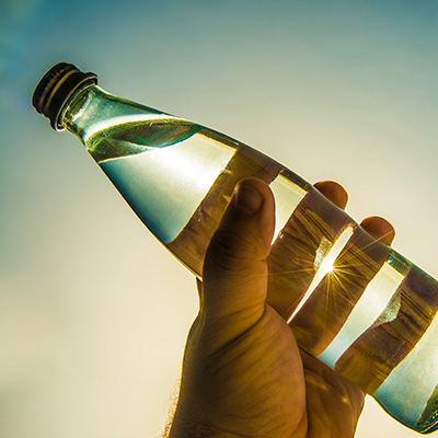 Agua embotellada de cristal