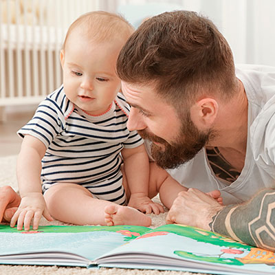 Bebé jugando con su padre