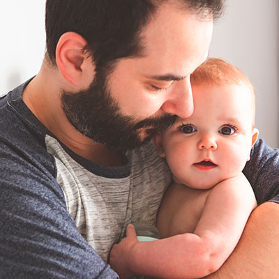 Bebé en los brazos de su padre