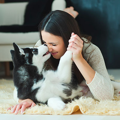 Chica con una nueva mascota