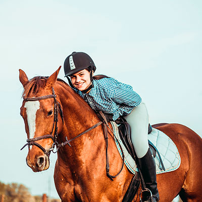 Niña montando a caballo
